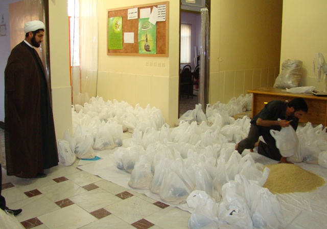 ۸ تن برنج و ۱۰۰ کیلو چای به نیازمندان تحویل داده شد