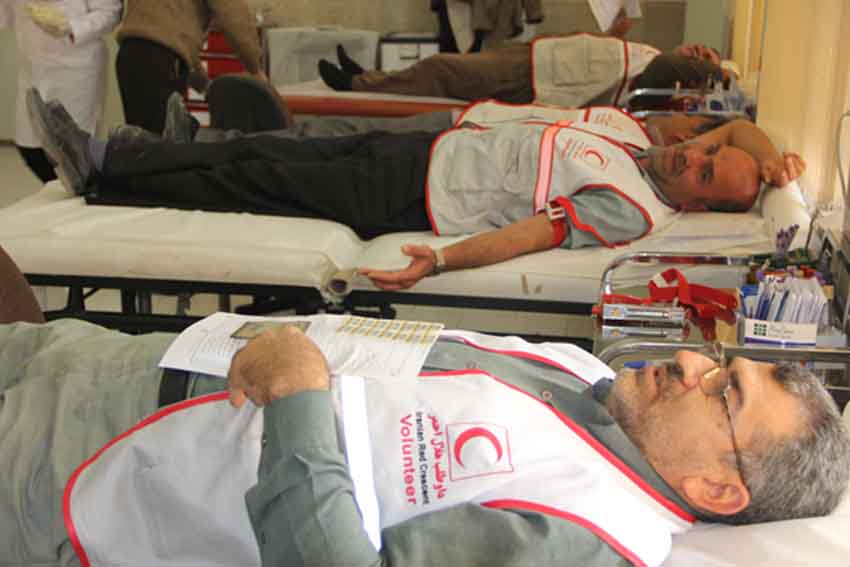 اهدای خون توسط داوطلبان جمعیت هلال احمر