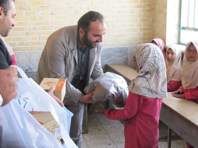 توزیع پوشاک اهدایی مقام معظم رهبری در مدارس شهرستان گراش