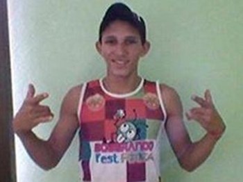 تماشاگران فوتبال سر داور بازی را بریدند