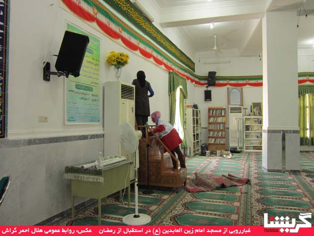 غبارروبی مسجد در استقبال از رمضان