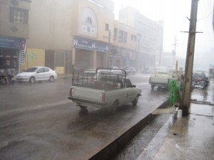 تلنگر می‌زند بر شیشه‌ها سرپنجه‌ی باران