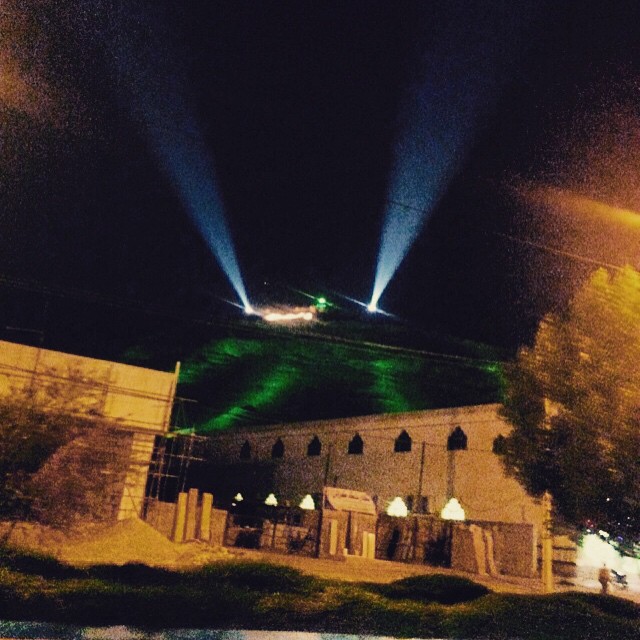 نورافکن‌های بت‌من بر فراز کلات