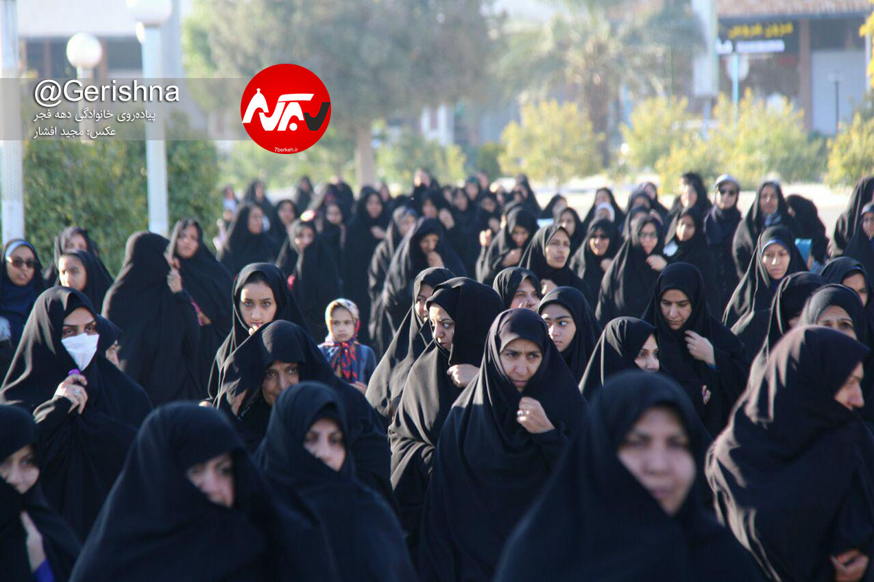 پیاده‌روی خانوادگی در صبح بانشاط زمستانی