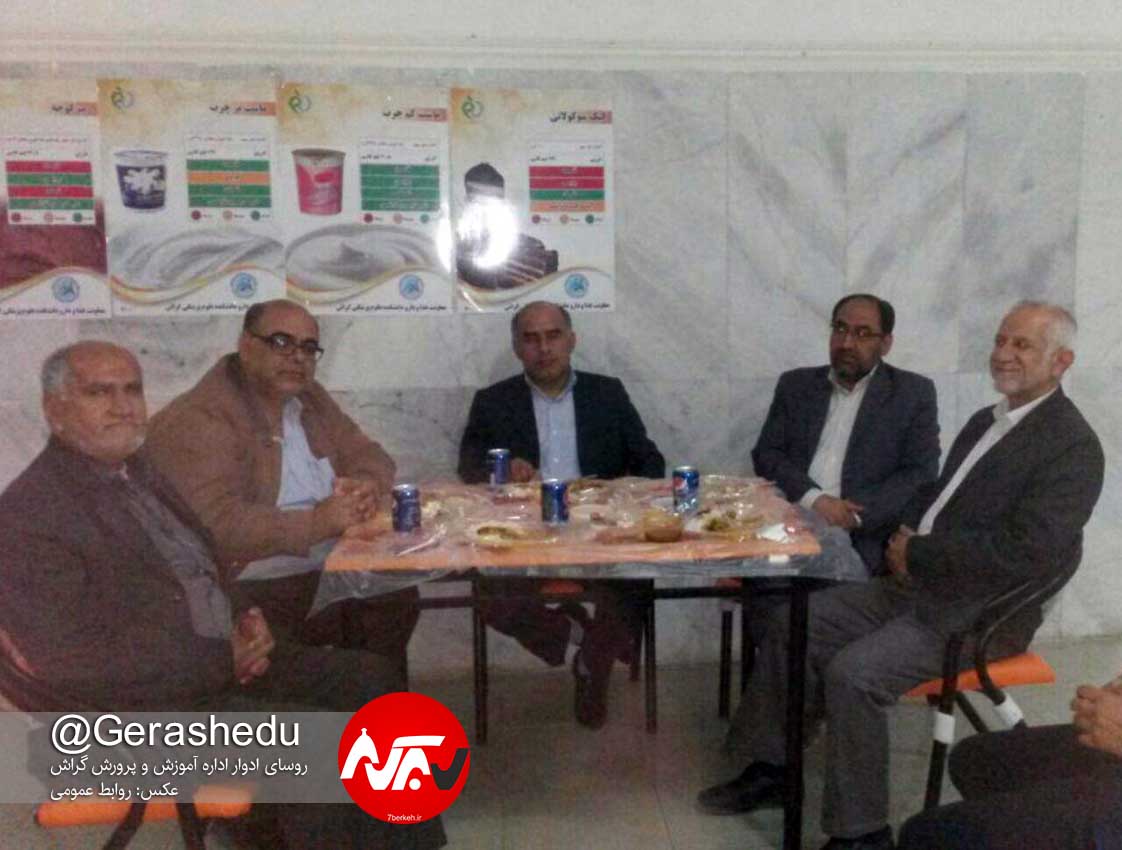 مدیران آموزش و پرورش گراش پشت یک میز